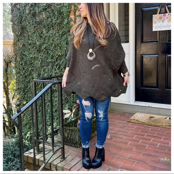 Made in Italy Chic Scallop Hem Loose Fit Sweater - Picture 7 of 8